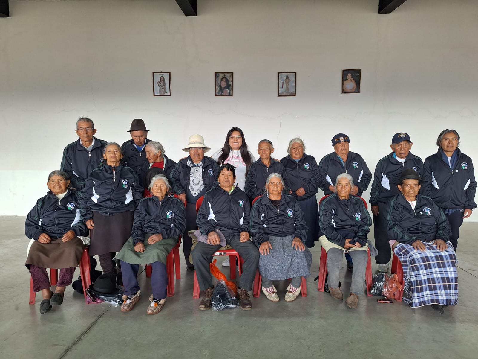 AUTORIDADES DEL GADP PICAIHUA ENTREGAN PRENDAS DEPORTIVAS A ADULTOS MAYORES EN TANGAICHE